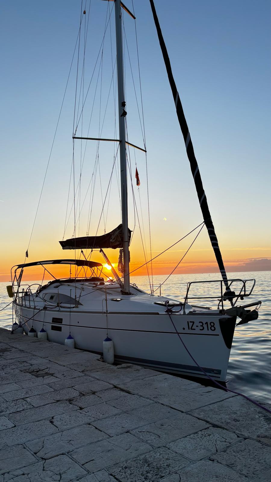 Segelyacht im Hafen bei Sonnenuntergang