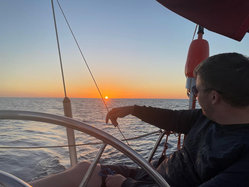 Am Steuer bei Sonnenuntergang