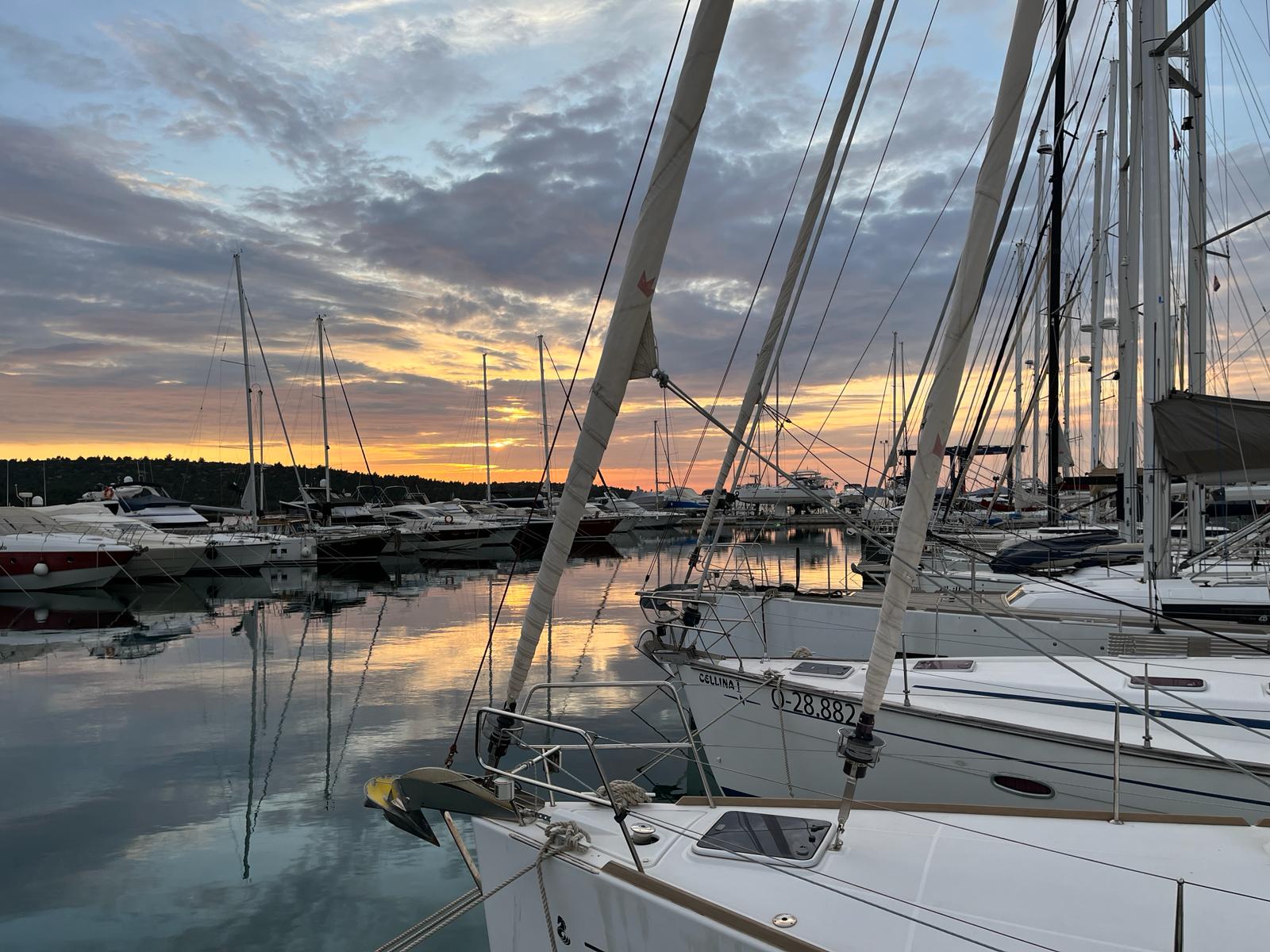 Marina bei Sonnenuntergang